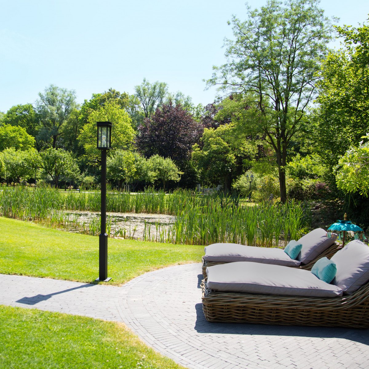 Matzwarte tuinlantaarnpaal met vierkante vormgeving en echt glazen vensters