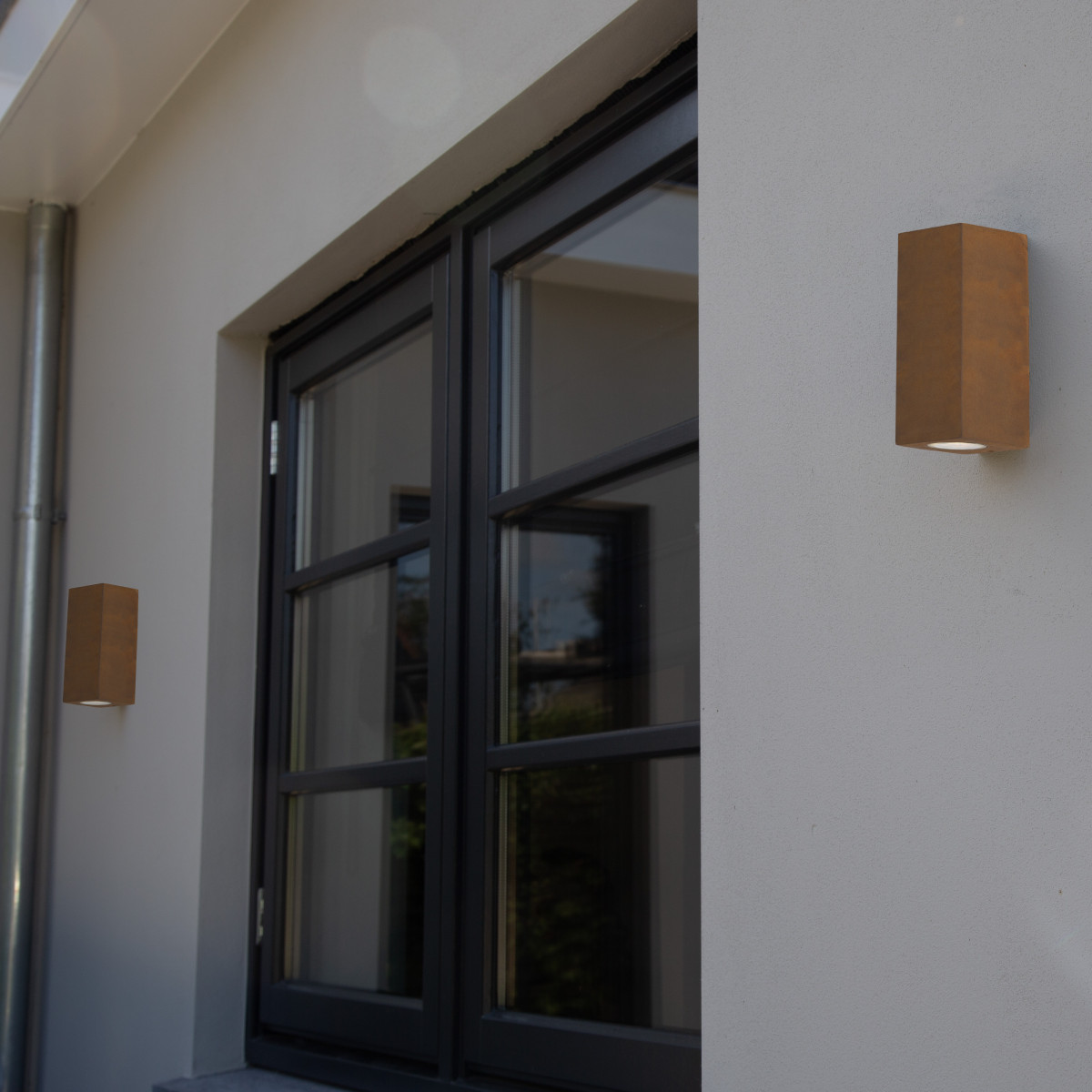 Buitenlamp in moderne stijl en corten kleur gemaakt van RVS van het merk KS Verlichting