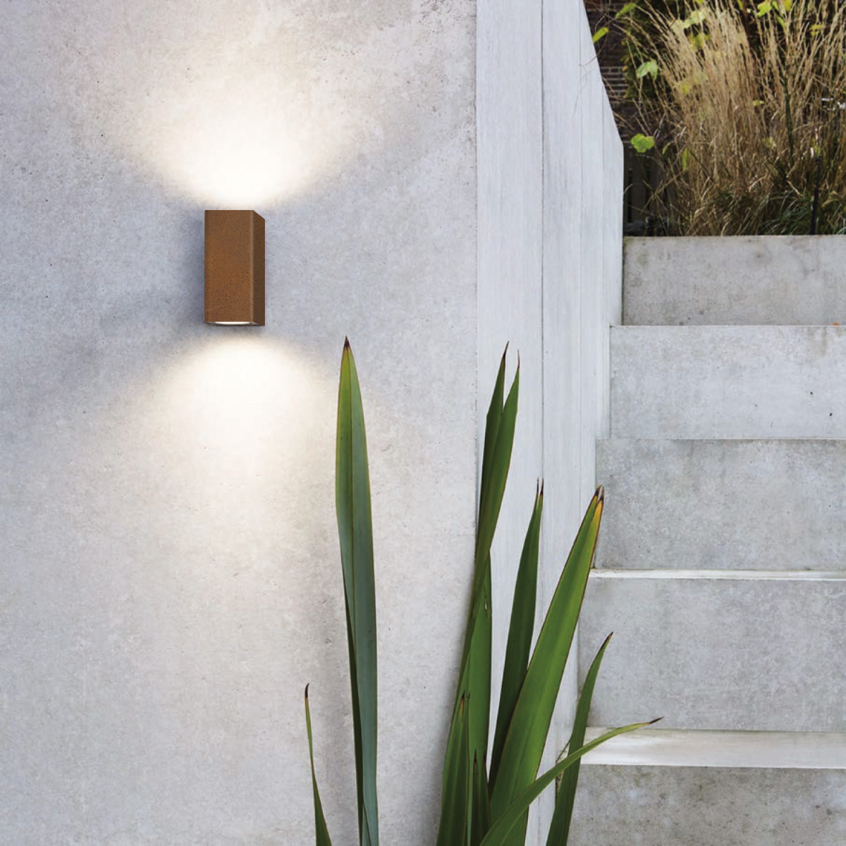 Buitenlamp in moderne stijl en corten kleur gemaakt van RVS van het merk KS Verlichting