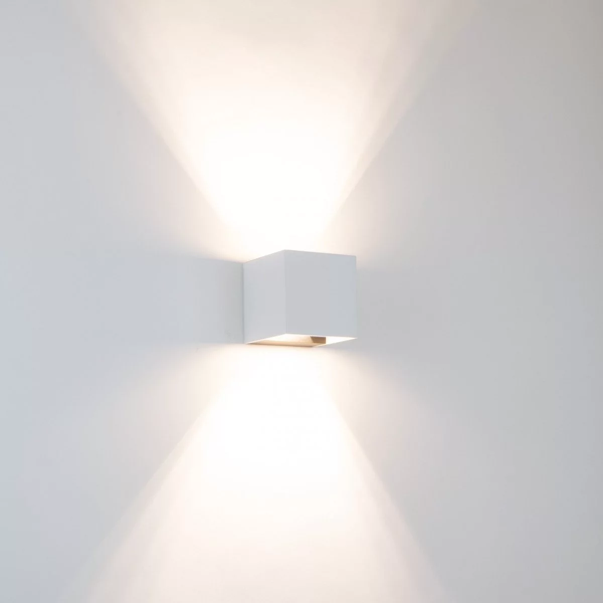 Binnenverlichting Shift up en downlighter muurlamp met modern design in witte kleur