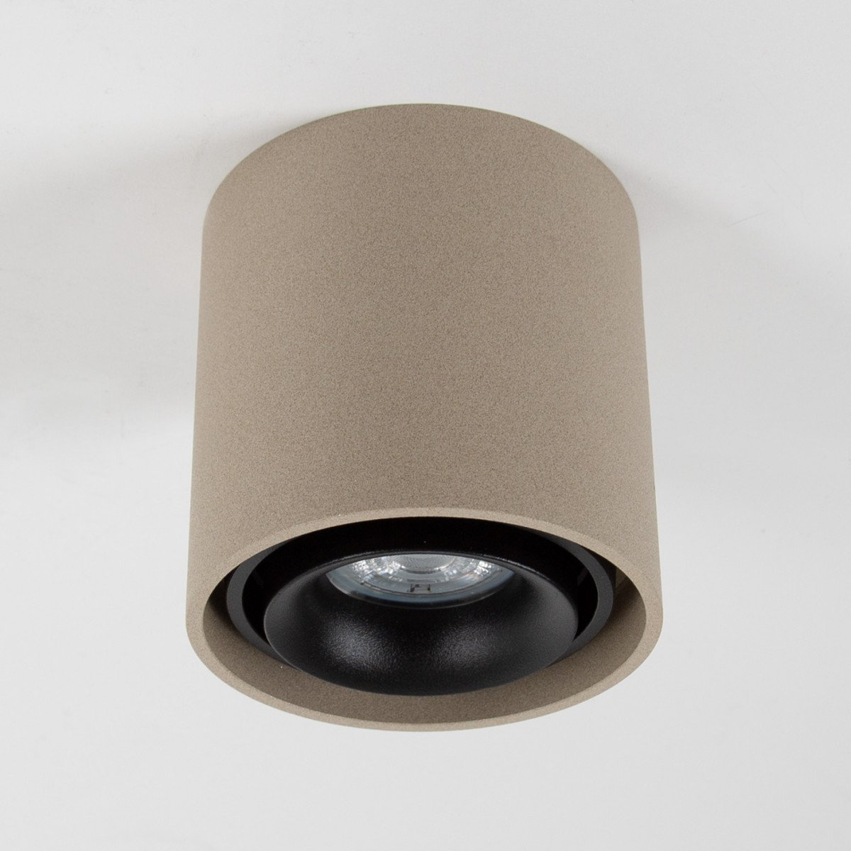 Opbouwspot Oliver van KS Verlichting rond, modern en robuust in de kleur zwart.