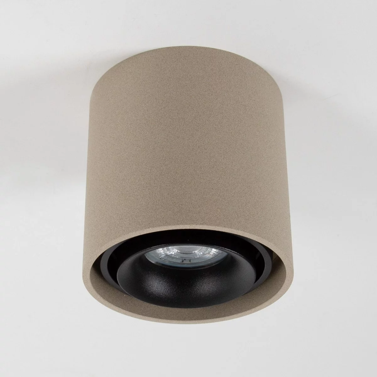Opbouwspot Oliver van KS Verlichting rond, modern en robuust in de kleur zwart.