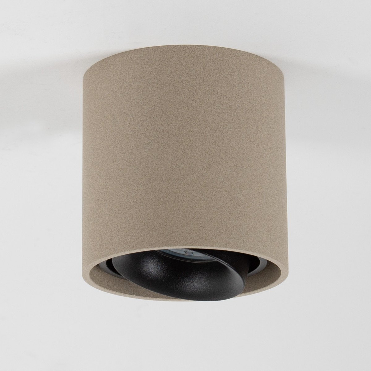 Opbouwspot Oliver van KS Verlichting rond, modern en robuust in de kleur zwart.