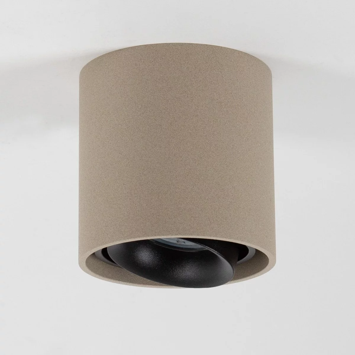 Opbouwspot Oliver van KS Verlichting rond, modern en robuust in de kleur zwart.