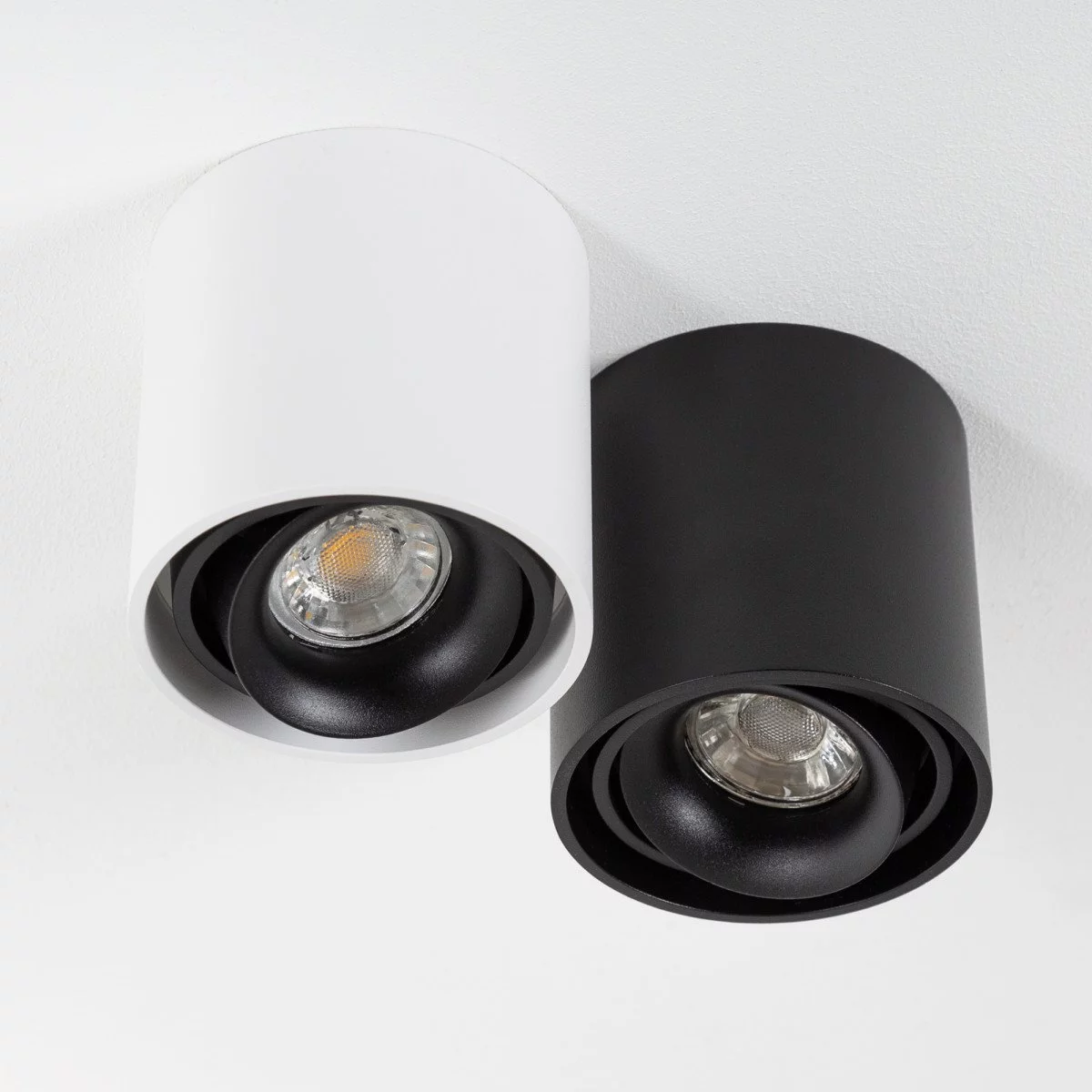 Opbouwspot Oliver van KS Verlichting rond, modern en robuust in de kleur zwart.