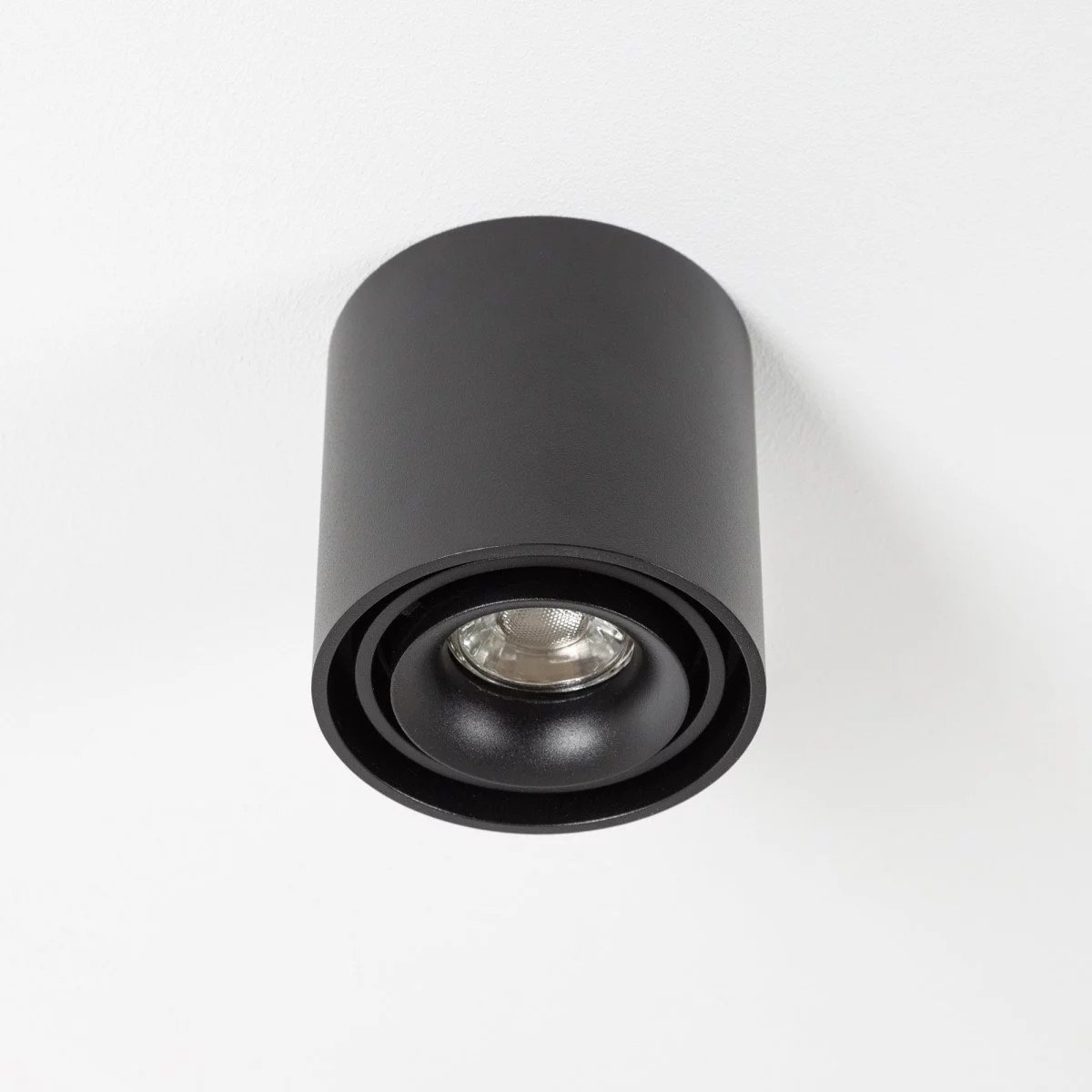 Opbouwspot Oliver van KS Verlichting rond, modern en robuust in de kleur zwart.