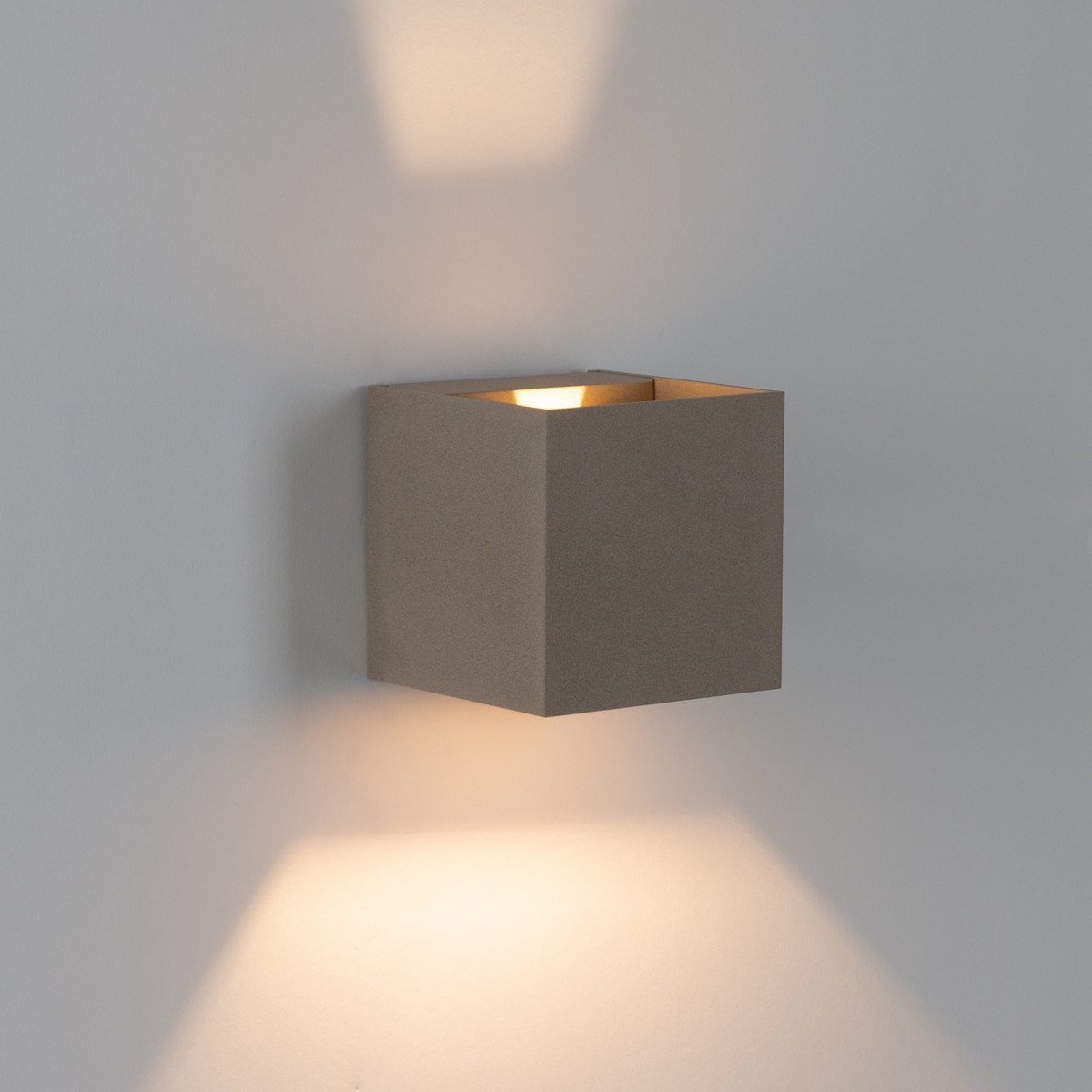 Binnenverlichting Shift up en downlighter muurlamp met modern design in champagne kleur