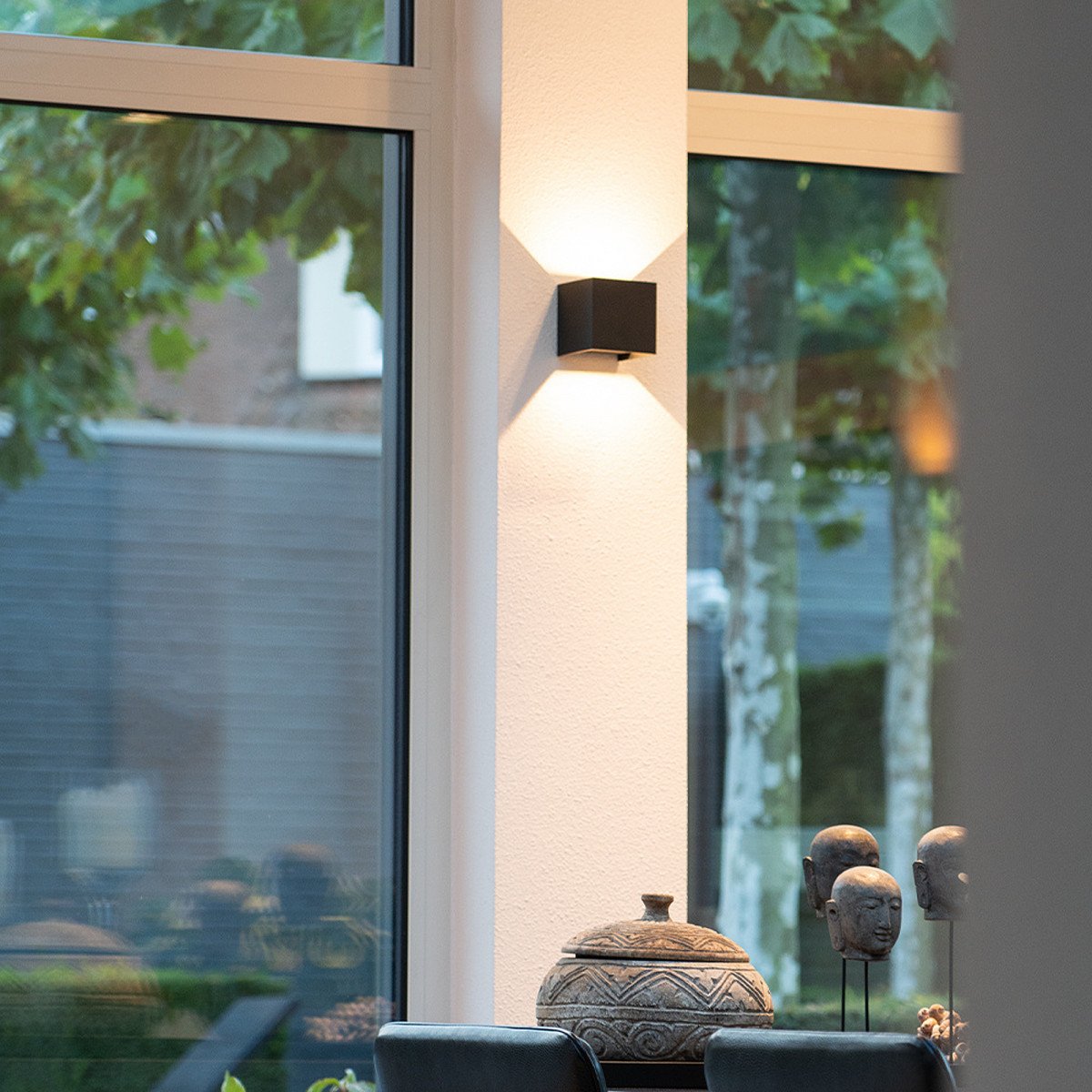 Binnenverlichting Shift up en downlighter muurlamp met modern design in zwarte kleur