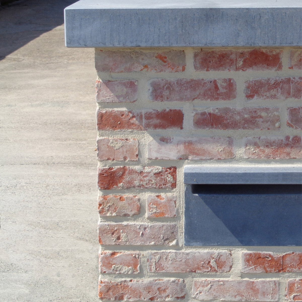 Blue stone recessed post box