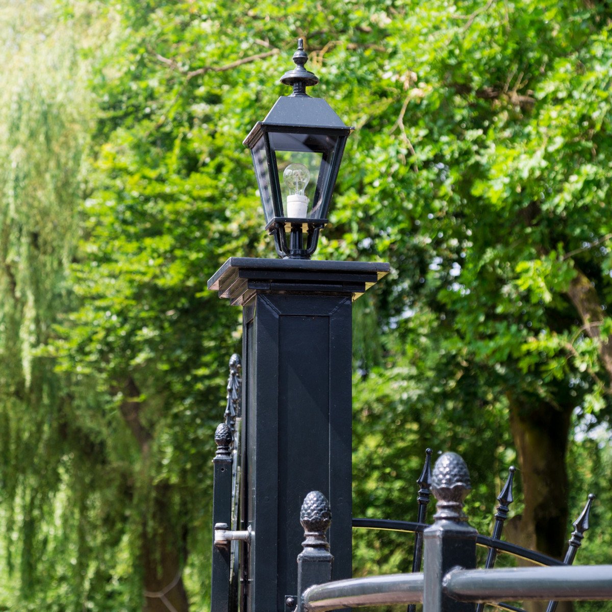 buitenlamp lantaarnkap op sokkel Carlisle in diverse kleuren beschikbaar