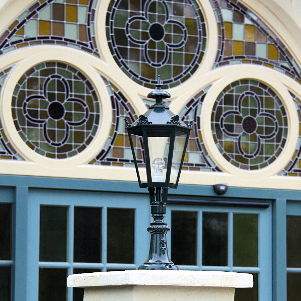 Outdoor Pedestal Light Oxford 15 + Crowns